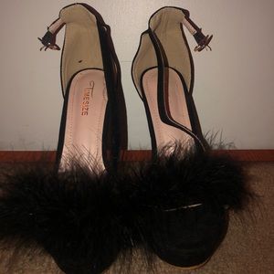 Black- fuzzy- pumps